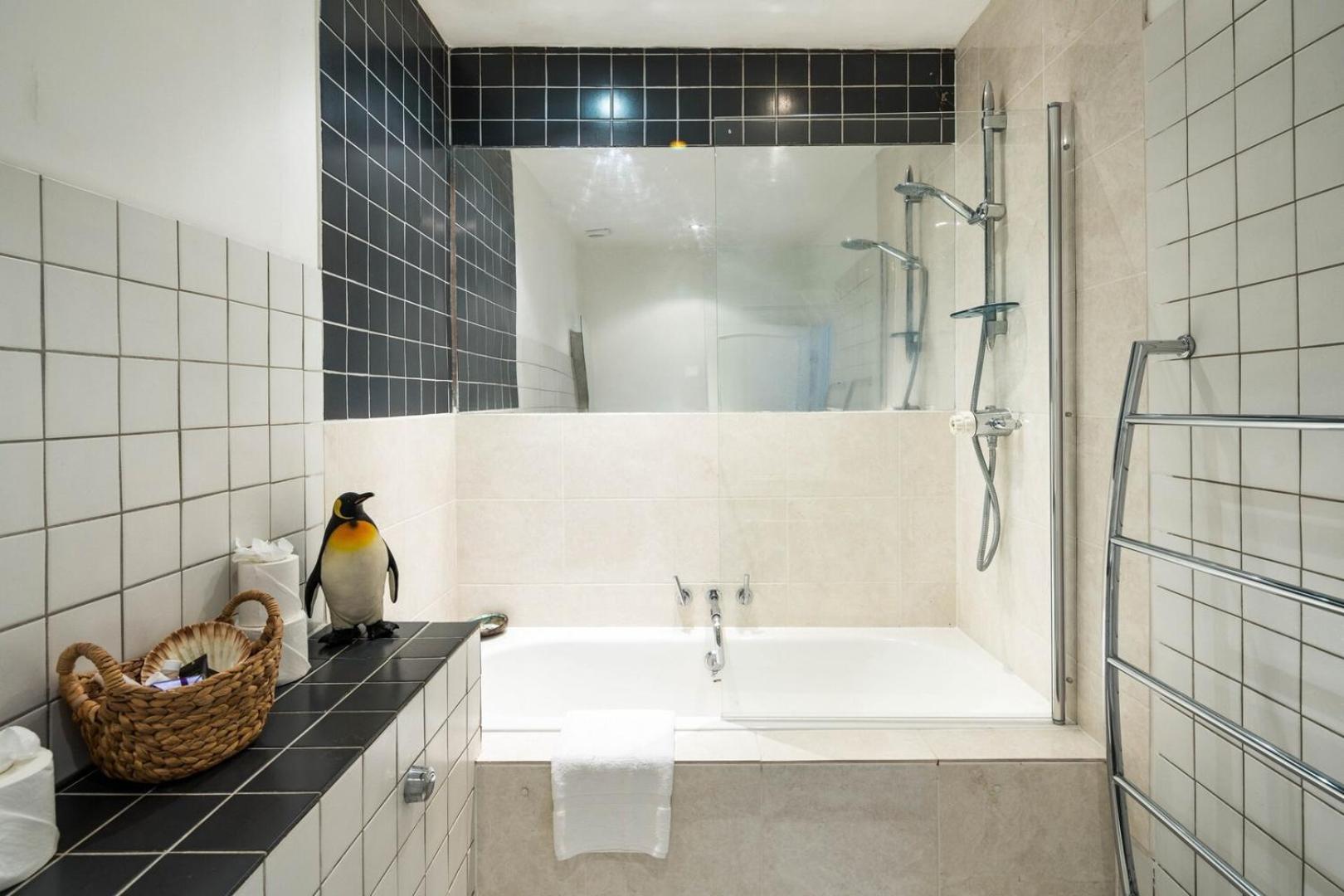 Elegant And Peaceful 2bd - Barons Court/london *